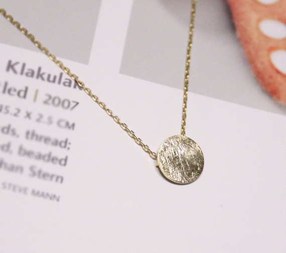 Modern Textured Circle Necklace In Gold